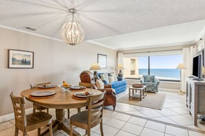 Una televisión, libros