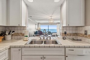 Fridge, microwave, oven, stovetop - B177 Amelia Surf & Racquet ~ Sunrise & Shine (Fernandina Beach)