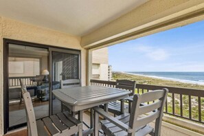 Outdoor dining - B177 Amelia Surf & Racquet ~ Sunrise & Shine (Fernandina Beach)