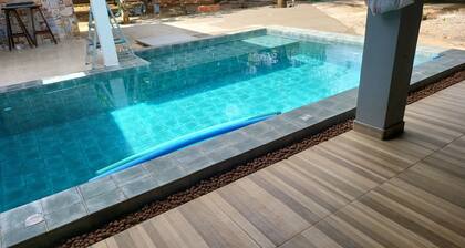 Quiet farm for family fun, with barbecue, freezer and swimming pool.