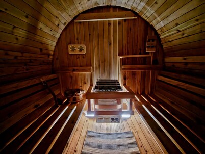 Hot Tub, Sauna and Cold Plunge, Pet-Friendly Garden Suite w/ Private Relaxation