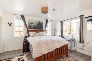 2 bedrooms, iron/ironing board, Internet, bed sheets