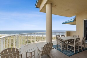 Outdoor dining - Ocean Place 31 - Splash by the Sea - Penthouse Luxury – 7th Floor Ocean Views (Fernandina Beach)