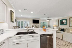 Fridge, microwave, oven, stovetop - 505 Sailmaker Poolside with balcony ~Pet-Friendly (Fernandina Beach)