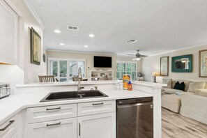 冷蔵庫、電子レンジ、オーブン、コンロ