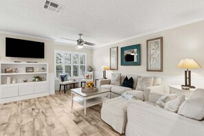 TV, books - 505 Sailmaker Poolside with balcony ~Pet-Friendly (Fernandina Beach)