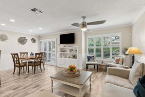 TV, books - 505 Sailmaker Poolside with balcony ~Pet-Friendly (Fernandina Beach)