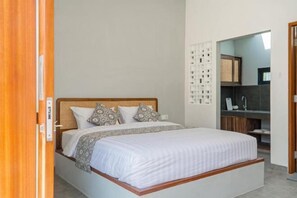 Une chambre à coucher avec un lit, une table de chevet et un miroir.