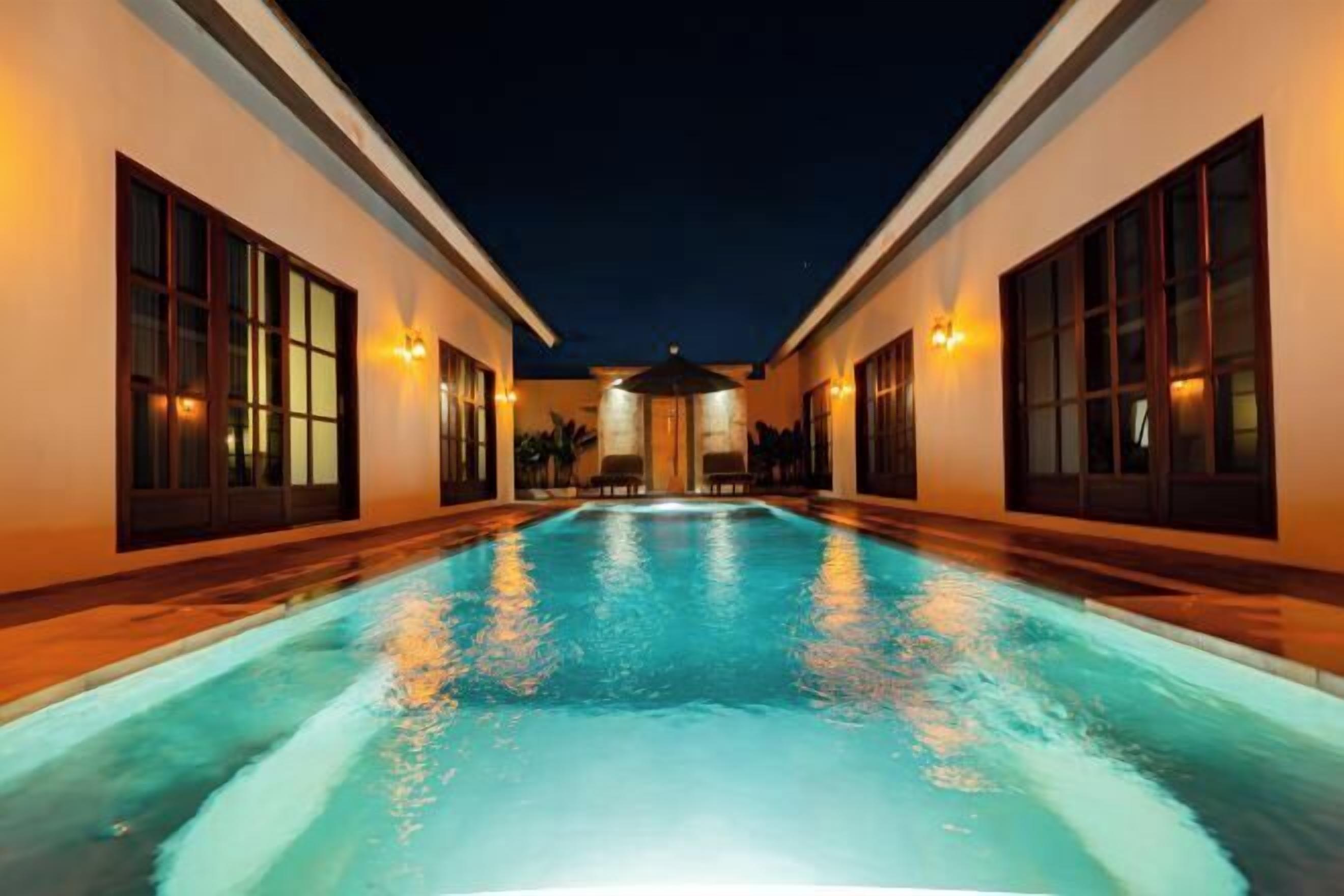 Hồ bơi ngoài trời