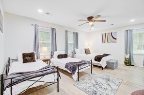 2 bedrooms, iron/ironing board, internet, bed sheets - Summervielle Beautiful House (Summerville)