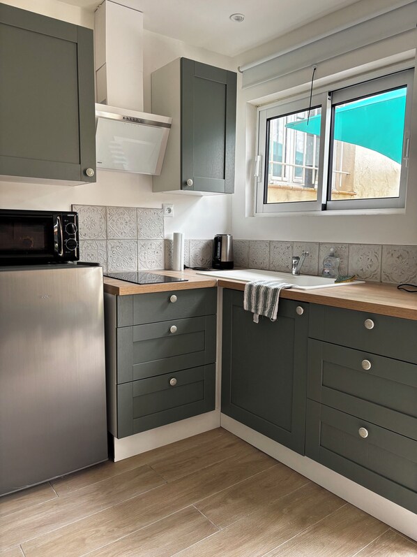 Fridge, microwave, stovetop, coffee/tea maker