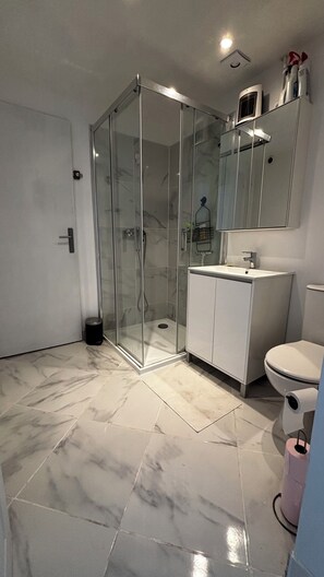 Shower, hair dryer, towels, soap - Fully equipped studio with terrace and parking - quiet, comfortable, convenient location (Cagnes-sur-Mer)