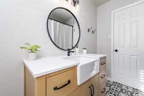 Douche, serviettes fournies, papier toilette