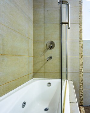 Bathtub, hair dryer, towels, soap - BOG Apart Foresta (Puerto Manzano)