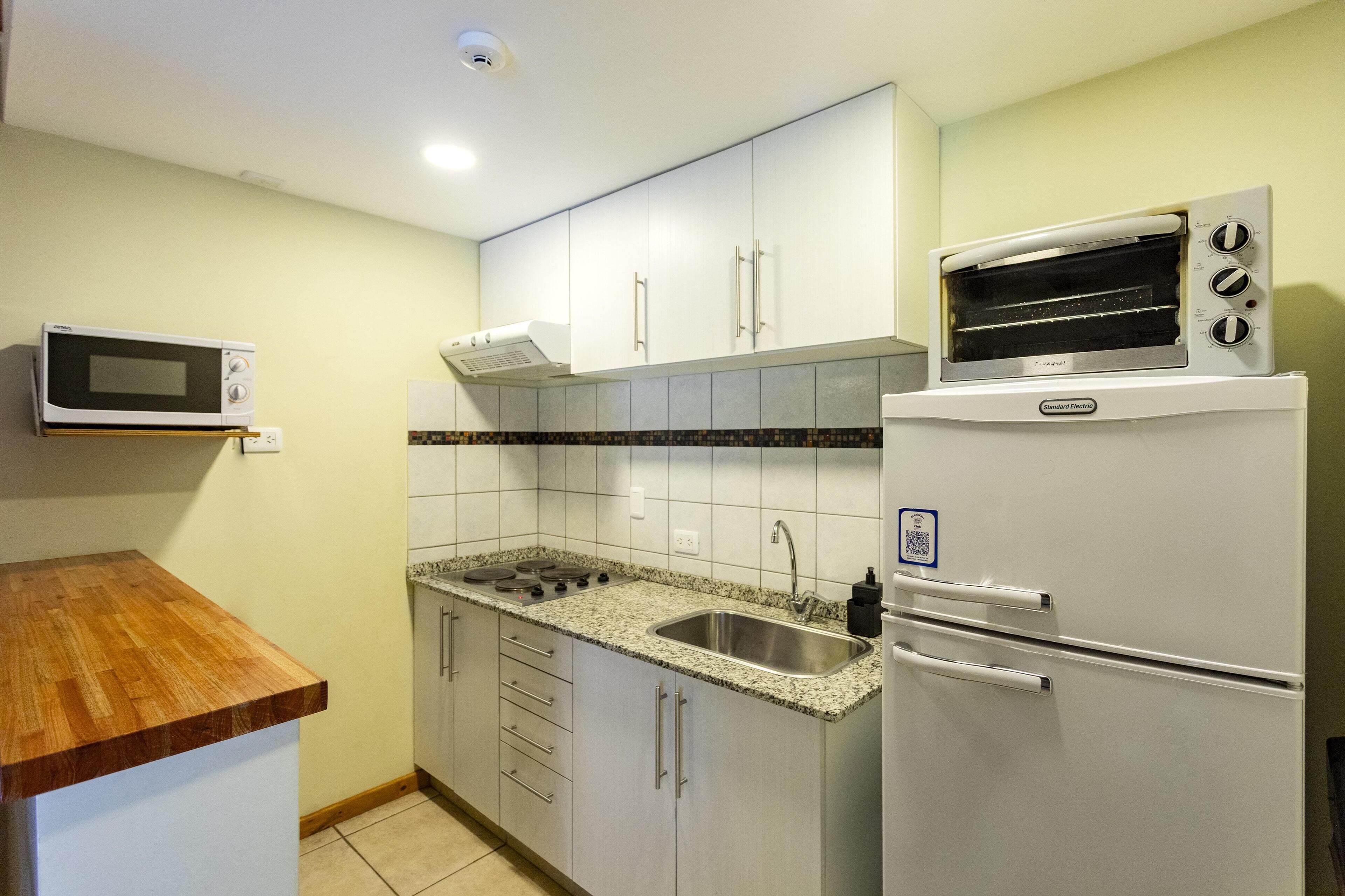 Refrigerador, microondas, horno y utensilios de cocina 