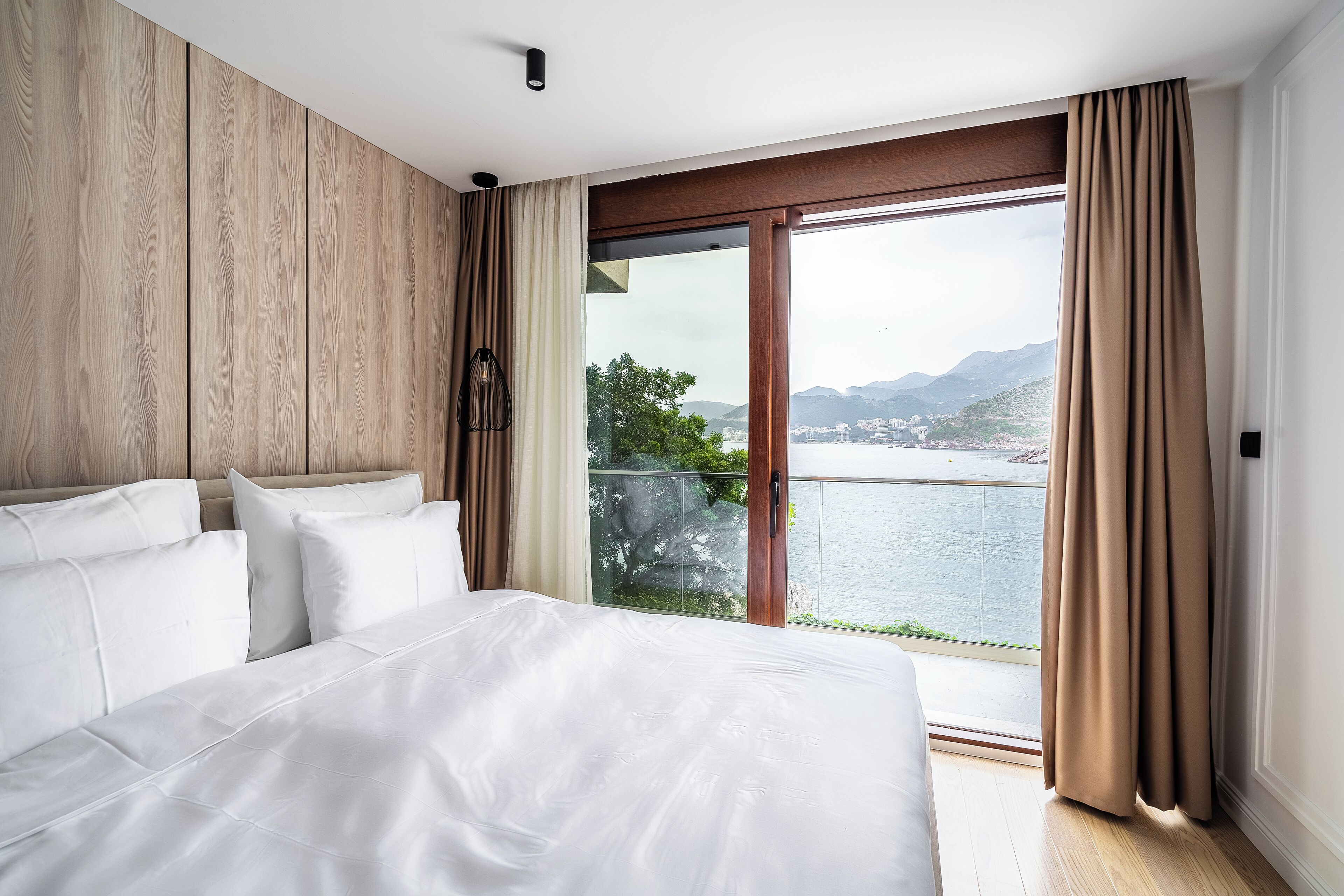 8 bedrooms, iron/ironing board, WiFi, bed sheets