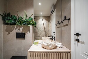 Hårføner, håndklær, såpe og toalettpapir