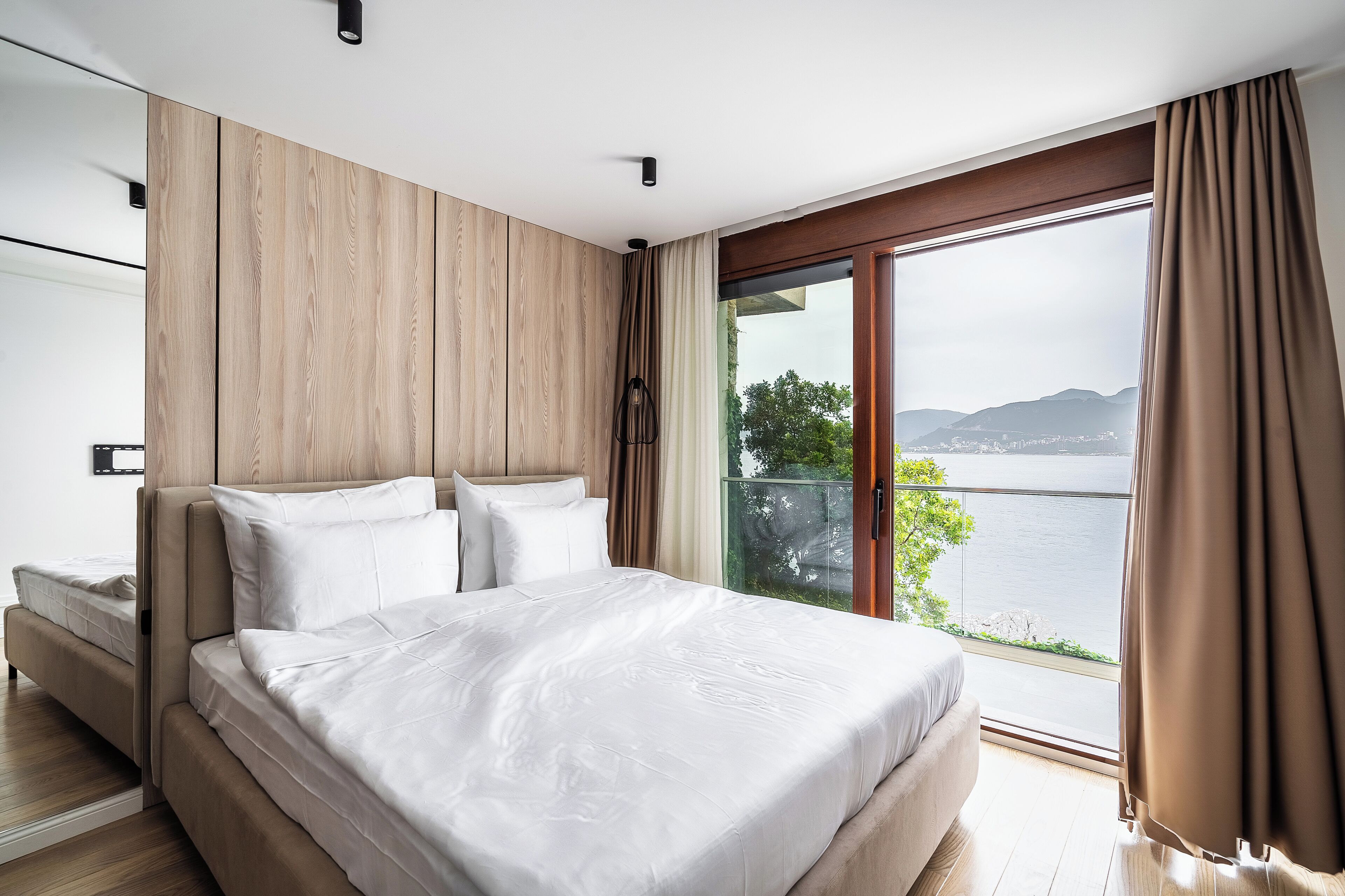 8 عدّة غرف نوم ومكواة/لوح كي وواي فاي وملاءات أسرّة