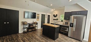Refrigerador, microondas, horno, placa de cocina