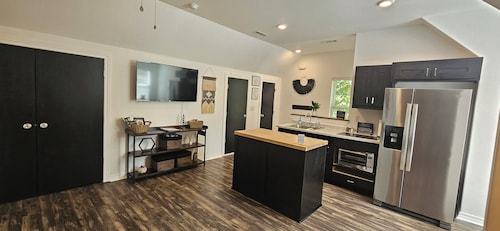 Charming 1 bd/1 bath Loft w/garage on Down Under Trail