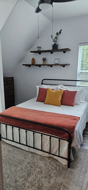 1 bedroom, desk, WiFi, bed sheets