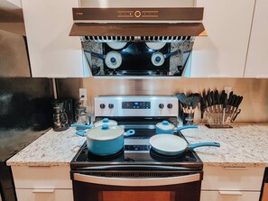 冷蔵庫、電子レンジ、オーブン、コンロ