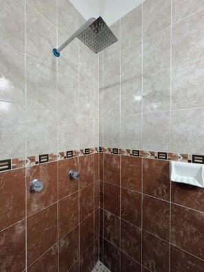 Quarto solteiro básico | Banheiro