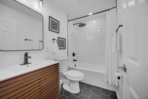 Secadora de cabello, toallas, jabón, papel de baño 