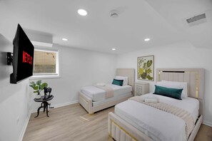 4 bedrooms, iron/ironing board, Internet, bed sheets