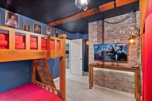 9 bedrooms, iron/ironing board, Internet, bed sheets