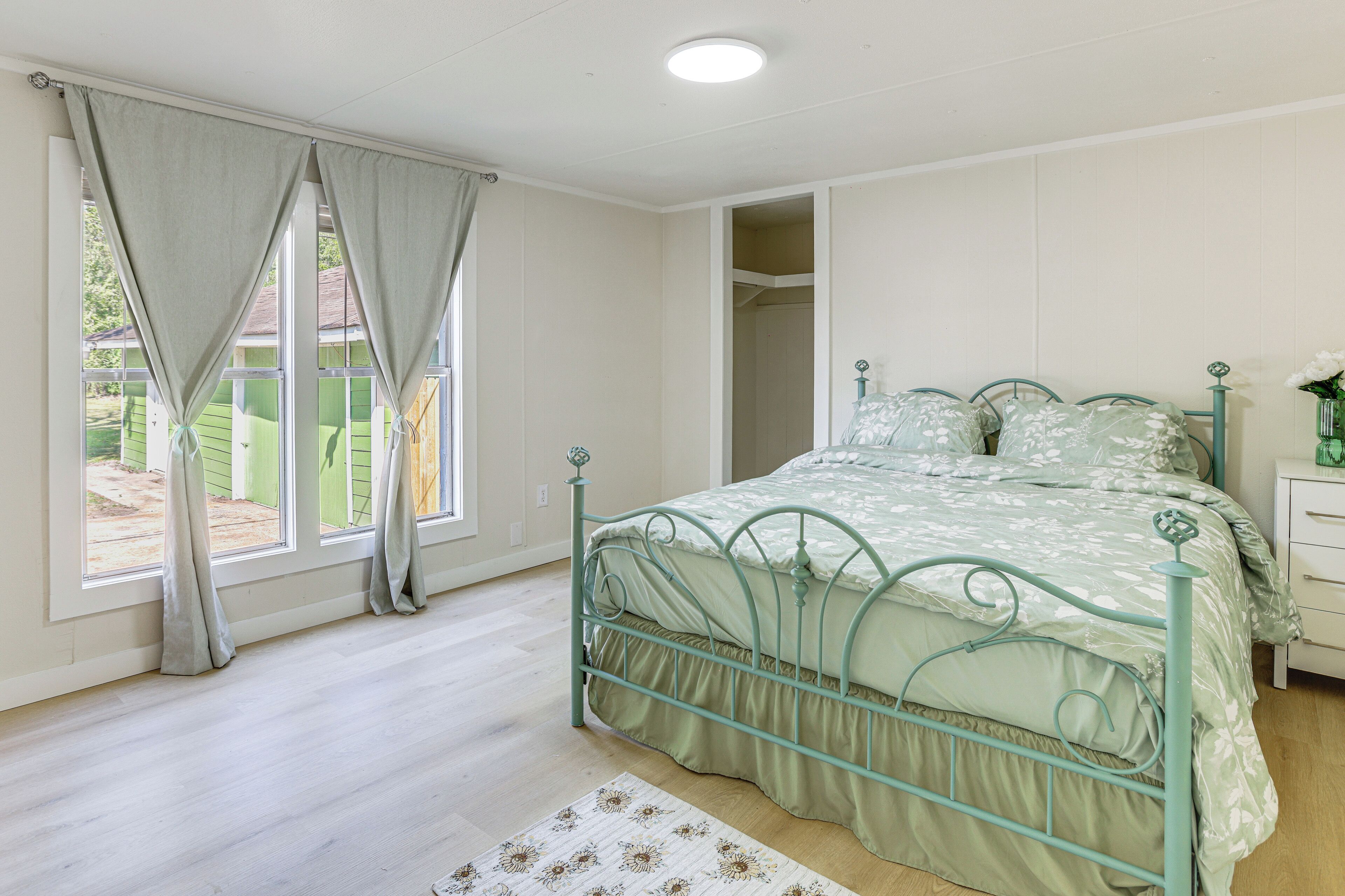 3 bedrooms, desk, Internet, bed sheets