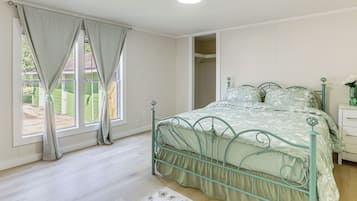 3 bedrooms, desk, Internet, bed sheets