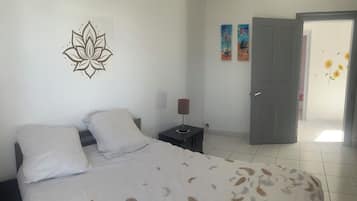 3 slaapkamers, een strijkplank/strijkijzer, internet, beddengoed