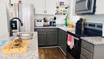 Refrigerador, microondas, horno, placa de cocina