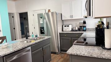 Réfrigérateur, four à micro-ondes, un four, surface de cuisson