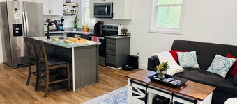 Pet-Friendly Stay • Cozy Vibes in a Prime Location