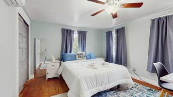 3 bedrooms, iron/ironing board, internet, bed sheets