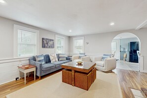 Télévision, lecteur de DVD, livres