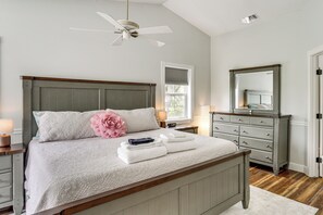 3 bedrooms, desk, Internet, bed sheets - 8-Acre Retreat: Pool & Stunning Mt Lassen View! (Redding)