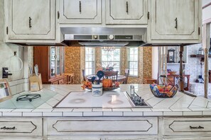 Réfrigérateur, micro-ondes, plaque de cuisson, lave-vaisselle