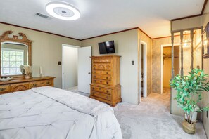 Desk, iron/ironing board, Internet, bed sheets