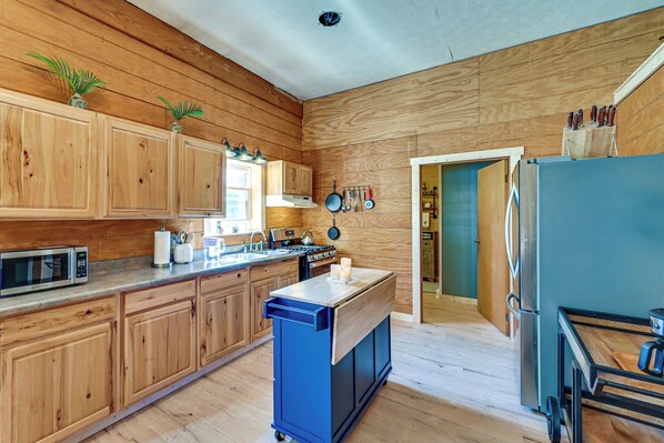 Refrigerador, microondas, parrilla de estufa y cafetera y tetera