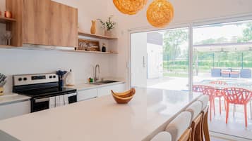 Geladeira, micro-ondas, fogão, cooktop