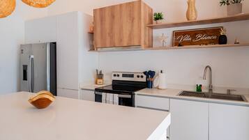 Geladeira, micro-ondas, fogão, cooktop