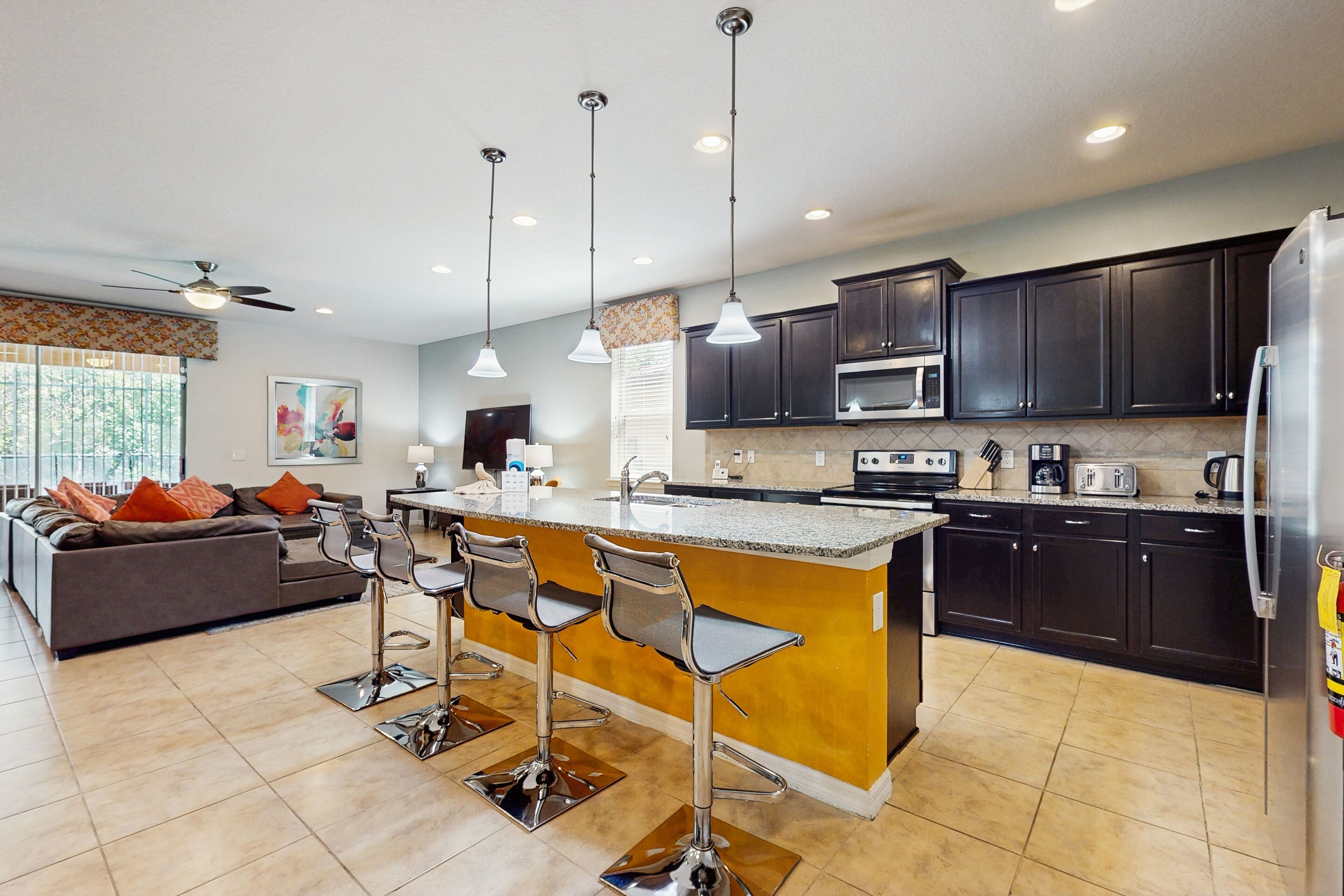 冷蔵庫、電子レンジ、オーブン、コンロ