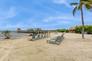 On the beach - Breezy condo on the water with pool, hot tub & tennis court (Tavernier)