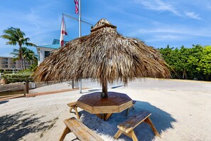 Terrace/patio - Breezy condo on the water with pool, hot tub & tennis court (Tavernier)