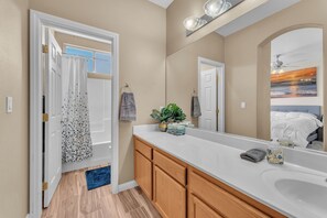 Douche, séchoir à cheveux, bidet, serviettes fournies