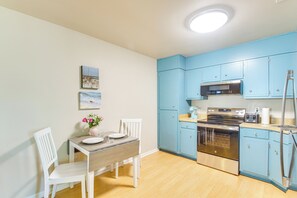 Réfrigérateur, micro-ondes, plaque de cuisson, lave-vaisselle