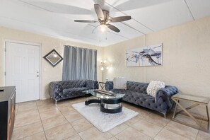 TV - Cozy 2-bedroom condo with AC in Prime Scottsdale (Scottsdale)